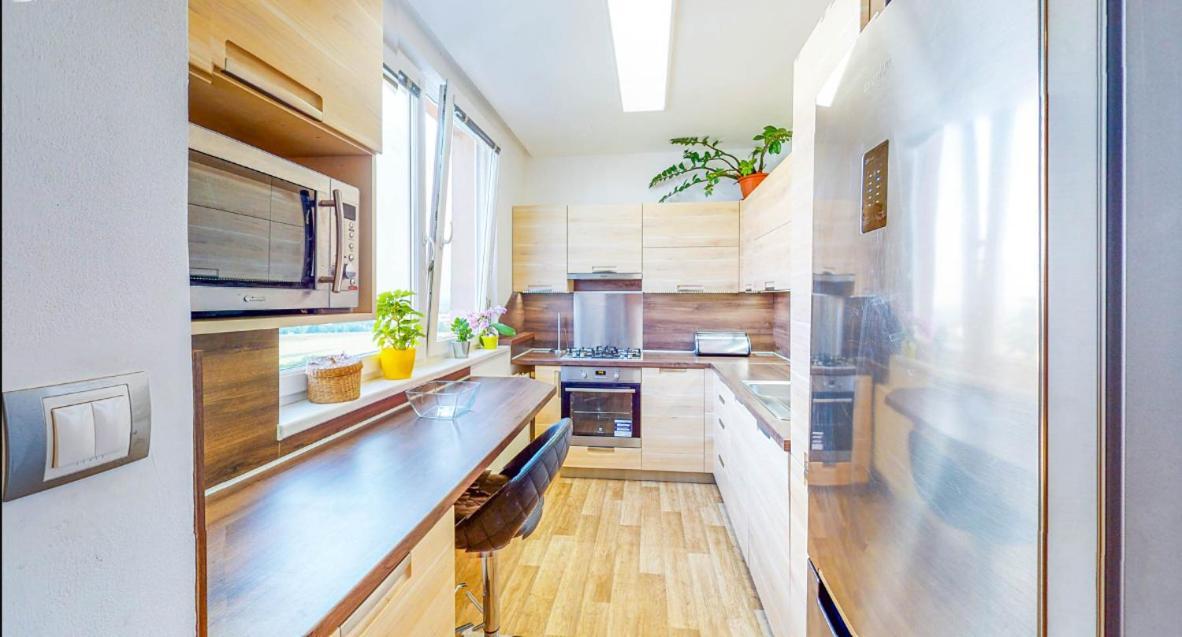 Novy V Ostrave U Misky S Akvariem A Vyhledem Z Balkonu Na Beskydy Apartment