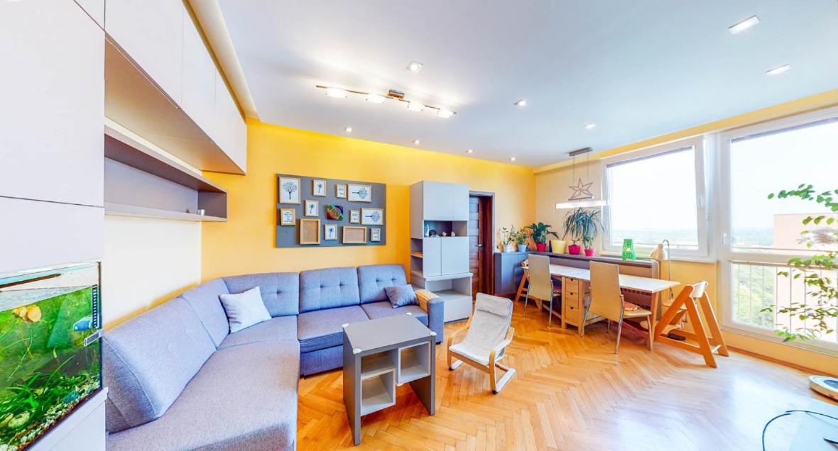 Novy V Ostrave U Misky S Akvariem A Vyhledem Z Balkonu Na Beskydy Apartment
